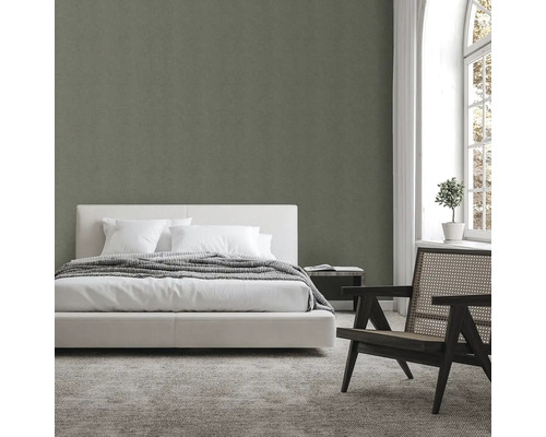 Spálňa s posteľou, stoličkou a veľkým oknom