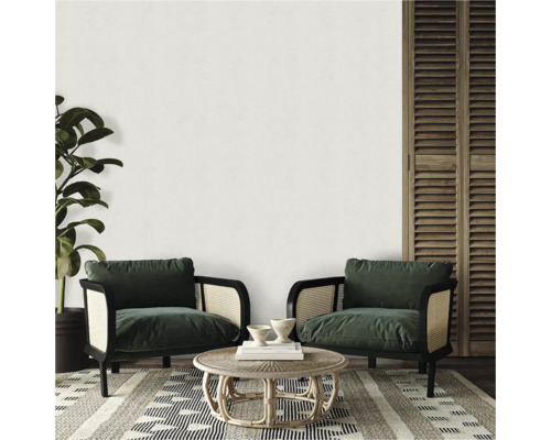 Svetlý a útulný obývací kút s dvoma kreslami, okrúhlym stolom a vzorovaným kobercom