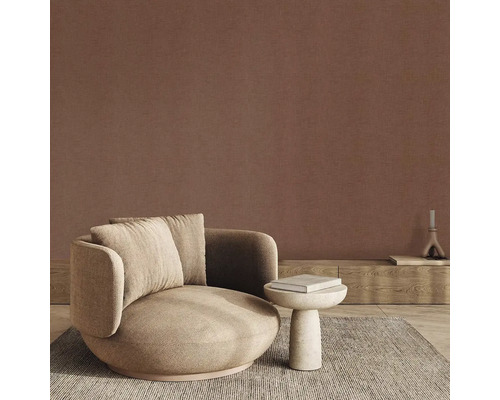 Obývacia izba s kreslom, odkladacím stolíkom a kobercom