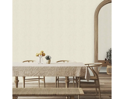 Svetlá jedáleň s dreveným stolom, stoličkami a lavicou