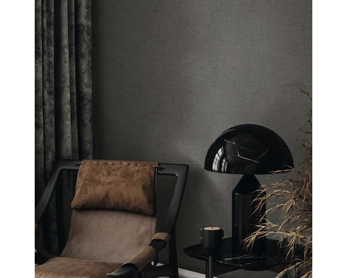 Interiérová scéna s kreslom, stolom a lampou.