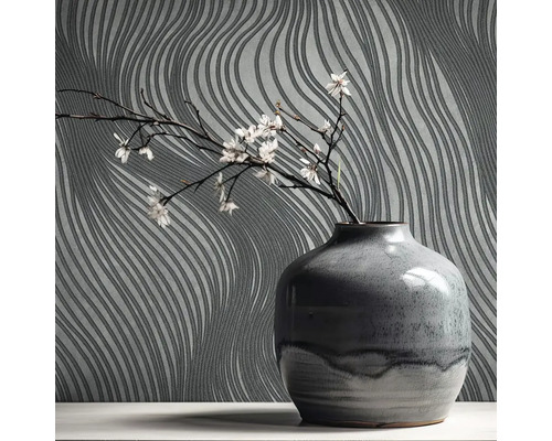 Dekoratívna tapeta s vlnitým vzorom a váza na kvety