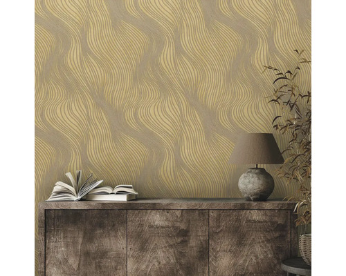 Dekoratívna tapeta so vzorom vlnitých línií na stene obývacej izby