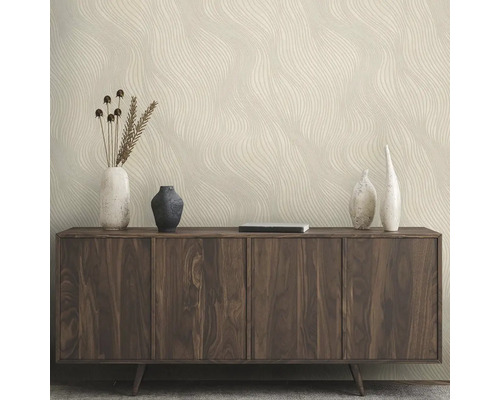 Obývacia izba s béžovou tapetou so zvlneným vzorom a skrinkou z tmavého dreva