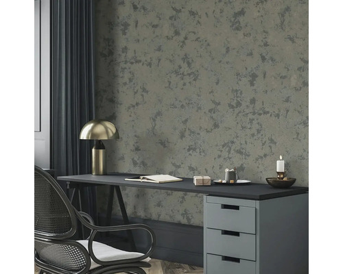 Kancelária so stolom, stoličkou, lampou a vzorovanou tapetou