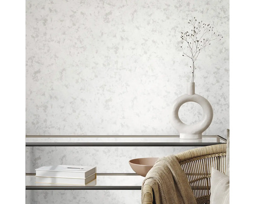 Obývacia izba s tapetou so vzorom, regálom a dekoratívnymi prvkami.