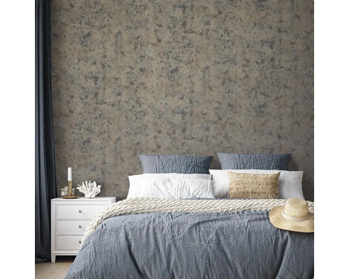 Spálňa so štruktúrovanou tapetou, posteľou, nočným stolíkom a dekoráciou