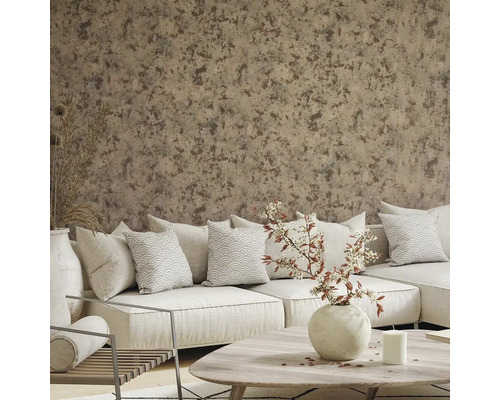 Obývacia izba s pohovkou, vankúšmi, stolom a vzorovanou tapetou