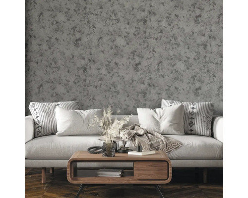 Obývacia izba so sivou štruktúrovanou tapetou, pohovkou a dreveným stolom