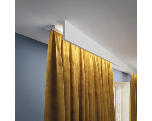Stropná lišta so závesom v izbe