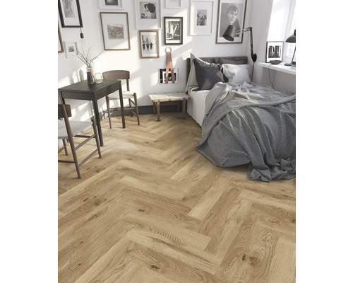 Svetlá spálňa s parketovou podlahou v tvare rybej kosti, posteľou a jedálenským stolom