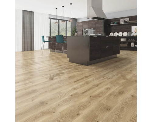 Svetlá laminátová podlaha v modernej kuchyni s kuchynským ostrovom a barovými stoličkami.