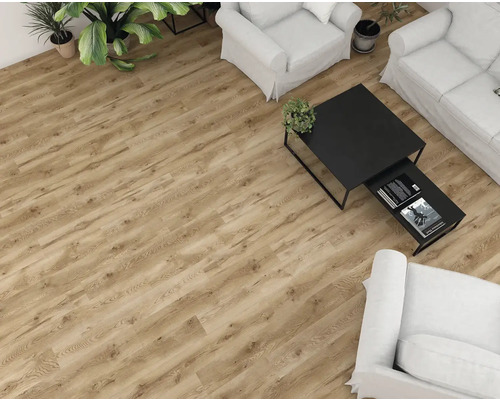 Svetlá drevená podlaha v obývacej izbe s nábytkom.