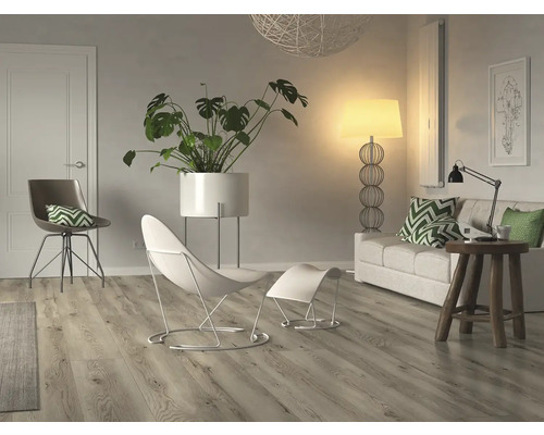 Svetlá obývacia izba s dverami, stoličkami, rastlinou, stojacou lampou a pohovkou na laminátovej podlahe.