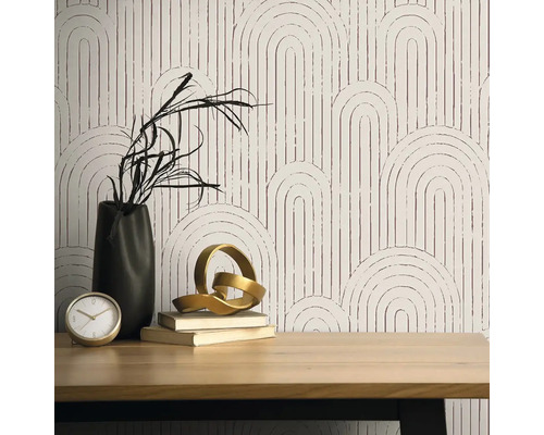 Scéna s hodinami, dekoráciami a tapetou s oblúkovým vzorom