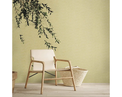 Scéna s kreslom, košom a vzorovanou tapetou