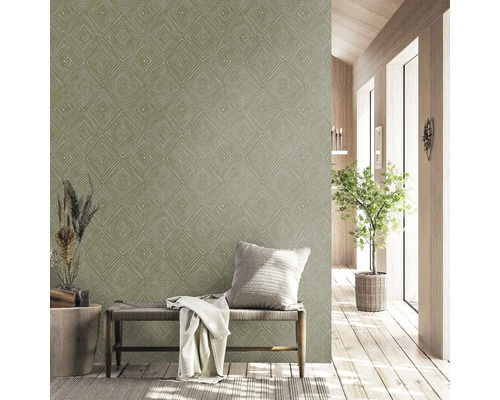 Svetlá miestnosť so vzorovanou tapetou, lavicou a dekoráciami pre priateľskú atmosféru.