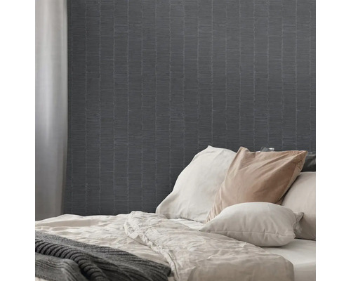 Spálňa so sivou vzorovanou tapetou a posteľou