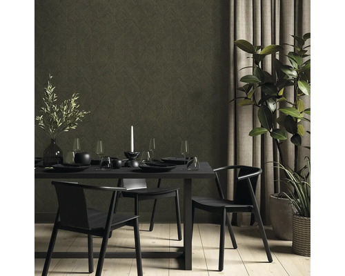 Jedálenský stôl so stoličkami, riadom a rastlinami pred štruktúrovanou stenou