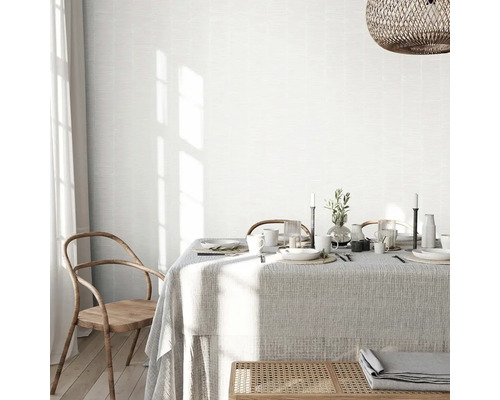 Svetlá jedáleň so stolom, stoličkami, riadom a dekoráciou