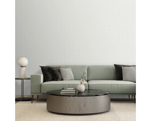 Obývacia izba s pohovkou, vankúšmi, stolom a lampou