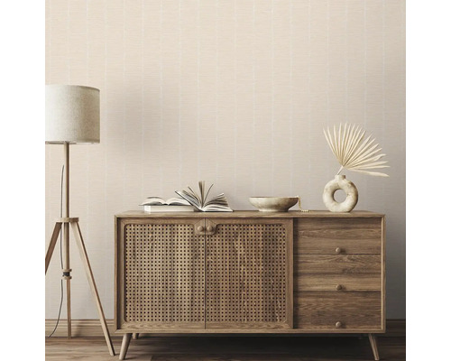 Obývacia izba s tapetou so vzorom, komodou a stojacou lampou