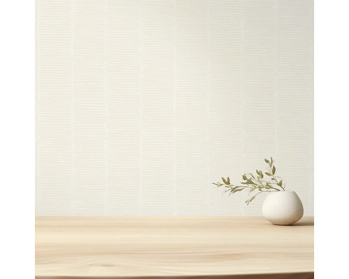 Svetlá tapeta s horizontálnym vzorom a dekorácie na drevenom stole