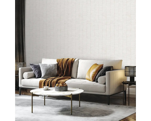 Obývacia izba s pohovkou, vankúšmi, dekou, stolom a dekoratívnou úpravou stien pre útulné prostredie