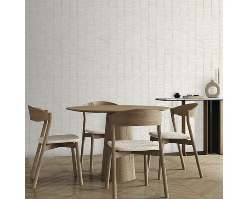 Jedáleň s dreveným stolom, stoličkami a nástennou dekoráciou.