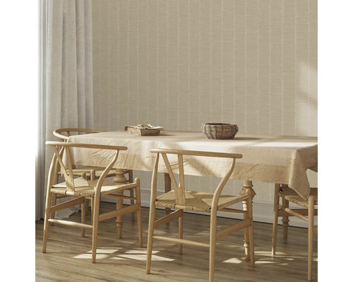 Jedáleň s jedálenským stolom, stoličkami a vzorovanou tapetou pre svetlý interiér.
