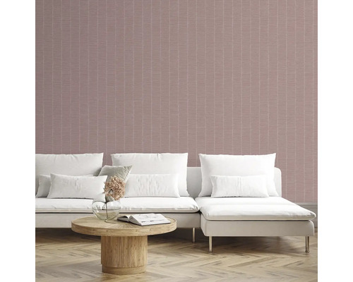 Obývacia izba s ružovou tapetou s lineárnym vzorom, bielou pohovkou a konferenčným stolíkom