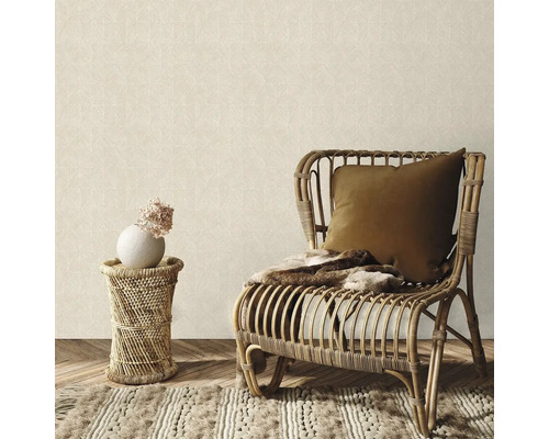 Dekoratívny interiér s ratanovým nábytkom, textilom a vzorovanou tapetou.