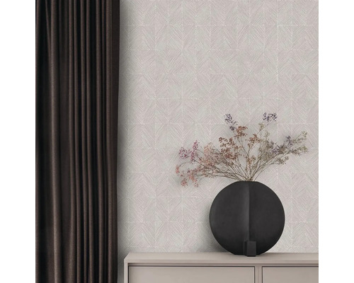 Pohľad na izbu s tapetou so vzorom, tmavým závesom a dekoráciou