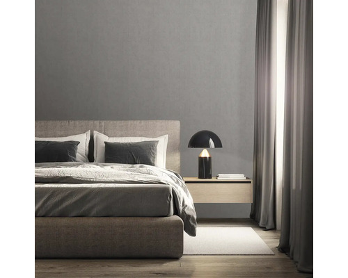 Spálňa s posteľou, nočným stolíkom a lampou