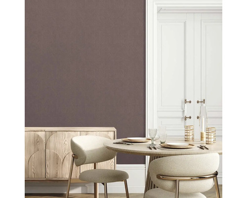 Jedáleň s jedálenským stolom, stoličkami a príborníkom pred stenou