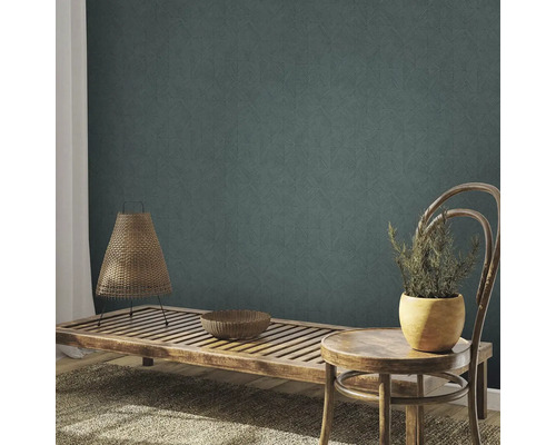 Dekoratívna obývacia izba s lavicou, stoličkou a textilnou tapetou