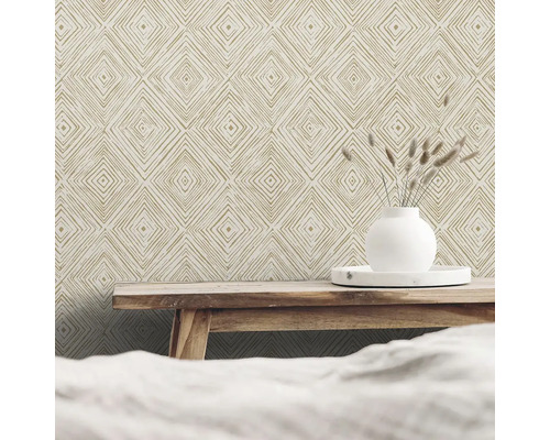 Stena s geometrickou tapetou s kosoštvorcovým vzorom a drevenou stoličkou s dekoráciou