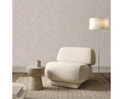 Izba s dekoráciou, kreslom, stolom, stojacou lampou a vzorovanou tapetou