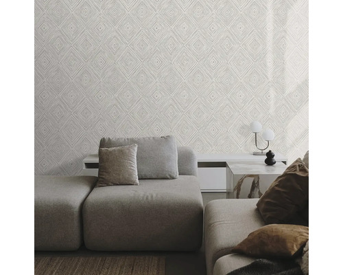Obývacia izba s pohovkou a tapetou s kosoštvorcovým vzorom