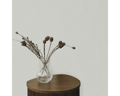 Váza z číreho skla so sušenými kvetmi na príručnom stolíku