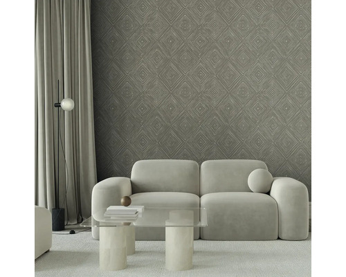 Obývacia izba s pohovkou, stolom a vzorovanou tapetou