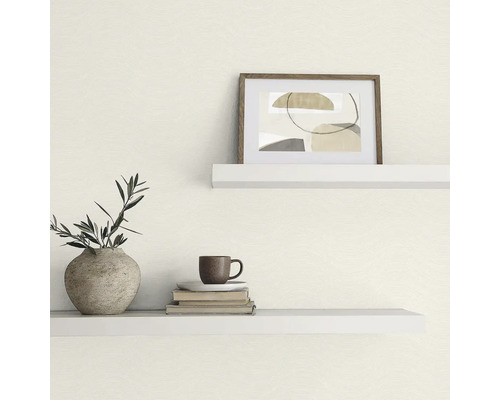 Dekoratívna scéna s policami, zarámovaným obrázkom, vázou, šálkou a knihami pre interiérový dizajn.