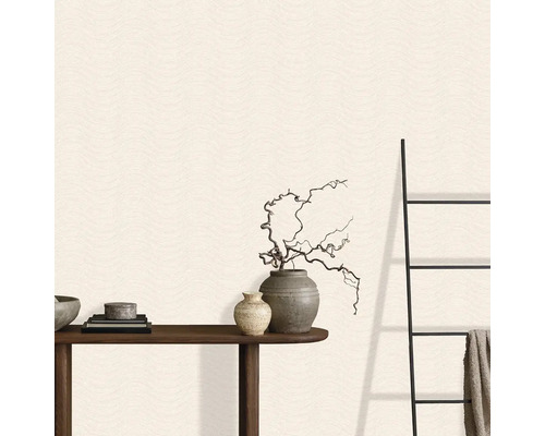 Dekoratívne domáce prostredie s konzolou, vázami a rebríkom