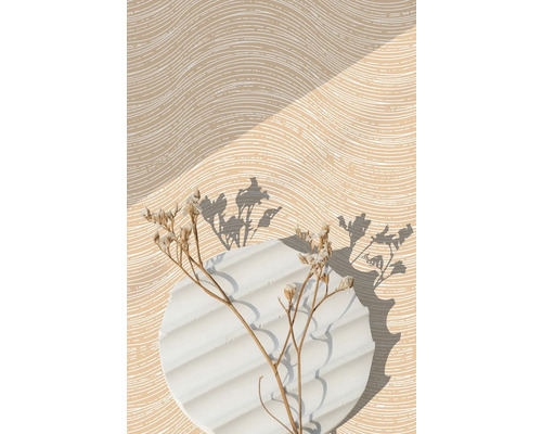 Dekoratívna sušená kvetina na okrúhlom betónovom podnose