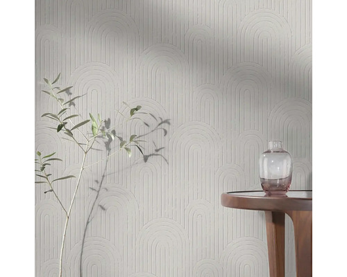 Scéna s vzorovanou tapetou, stolom a vázou