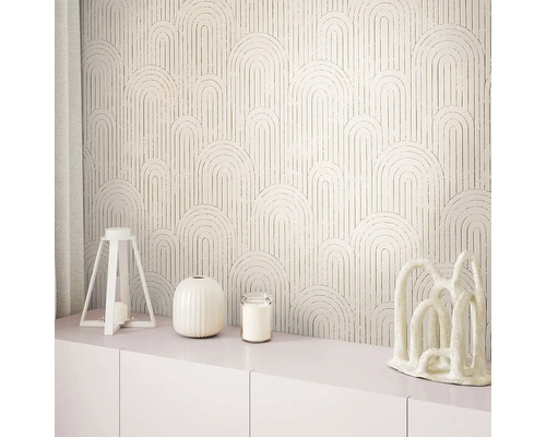 Obývacia izba s geometrickou tapetou so vzorom polkruhových oblúkov a dekoratívnymi prvkami.