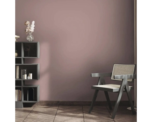 Obývacia izba s policou, stoličkou a dekoráciou