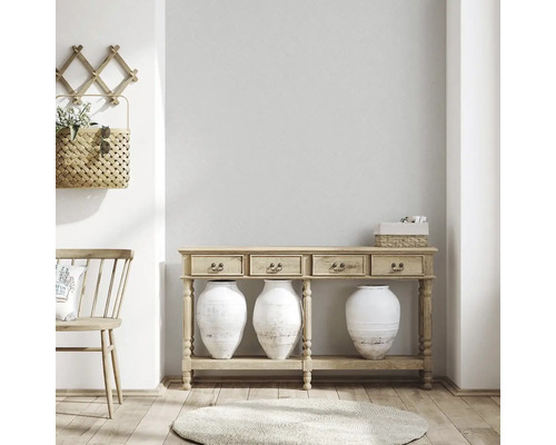 Svetlá izba s drevenou konzolou, vázami a dekoráciami pre príjemnú atmosféru.