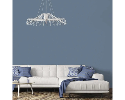 Obývacia izba s pohovkou, konferenčným stolíkom a lampou