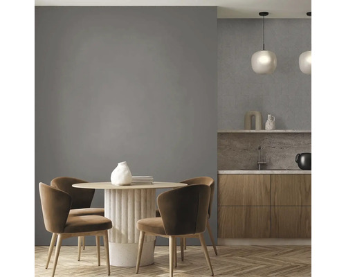 Jedáleň s okrúhlym stolom, stoličkami, závesnými svietidlami a kuchynskou linkou